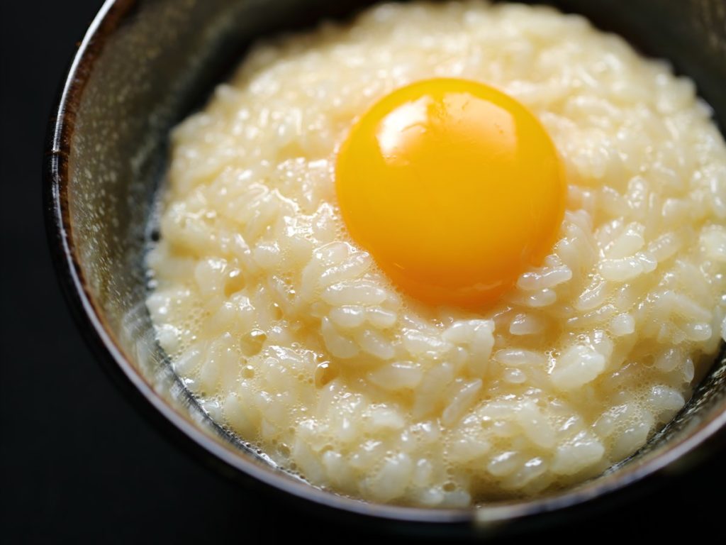 あべ養鶏場の下川六〇酵素卵で作った卵かけご飯