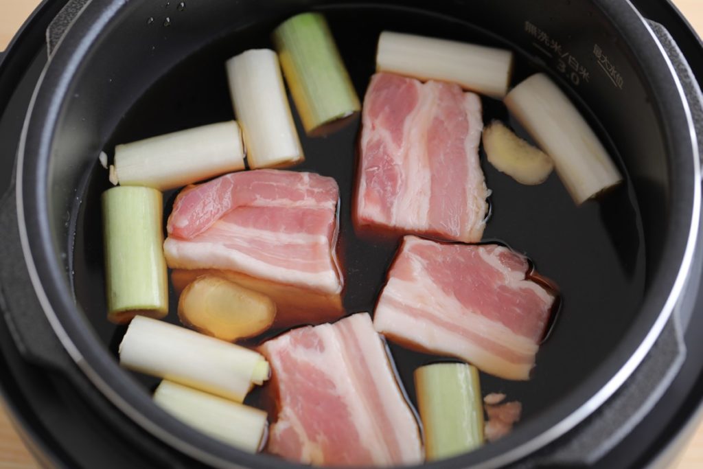 アイリスオーヤマの電気圧力鍋【KPC-MA2】レシピ「豚の角煮」内釜にいれたところ